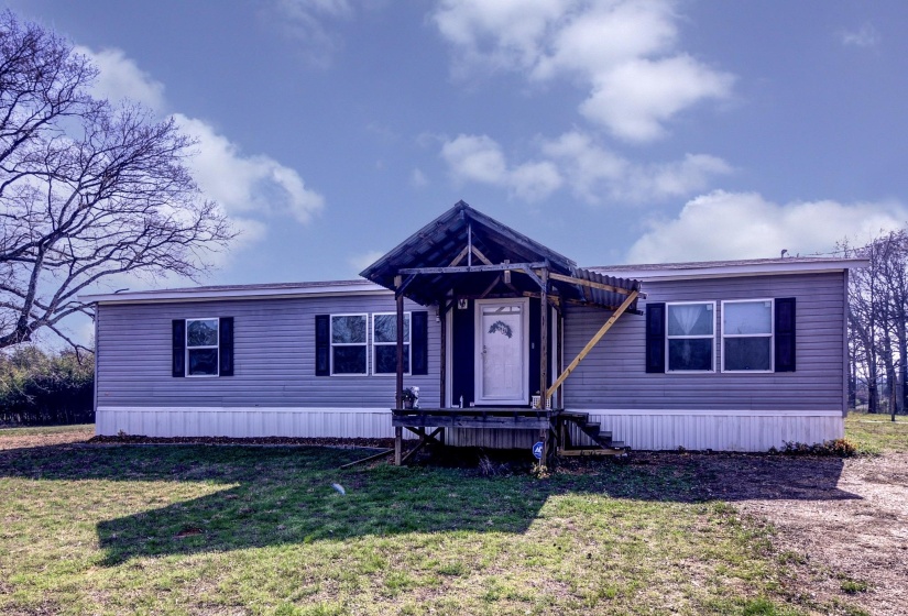 Manufactured / mobile home with a front yard