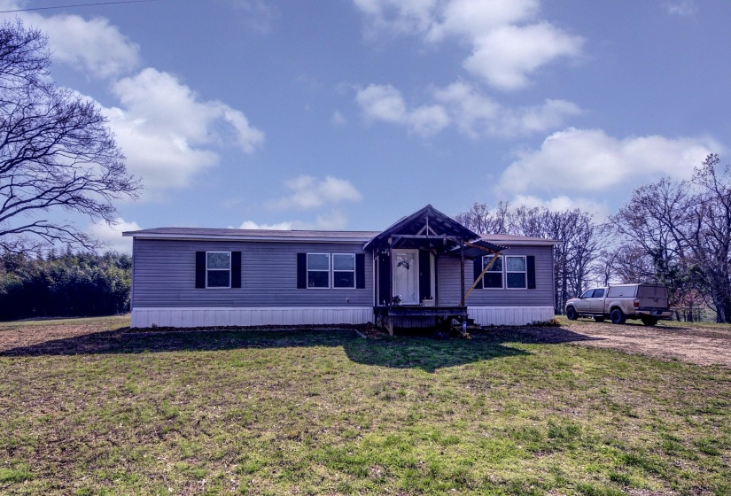 Manufactured / mobile home featuring a front lawn