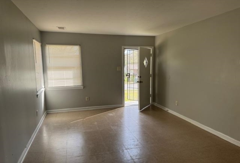 2551 DAKAR AVE, Memphis, Tennessee 38127, 3 Bedrooms Bedrooms, 5 Rooms Rooms,1 BathroomBathrooms,Residential,For Sale,DAKAR,10217228