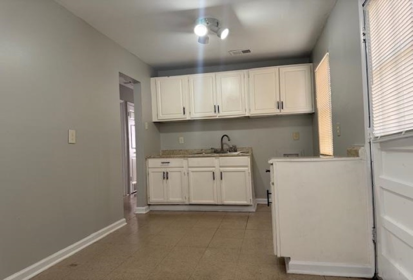2551 DAKAR AVE, Memphis, Tennessee 38127, 3 Bedrooms Bedrooms, 5 Rooms Rooms,1 BathroomBathrooms,Residential,For Sale,DAKAR,10217228