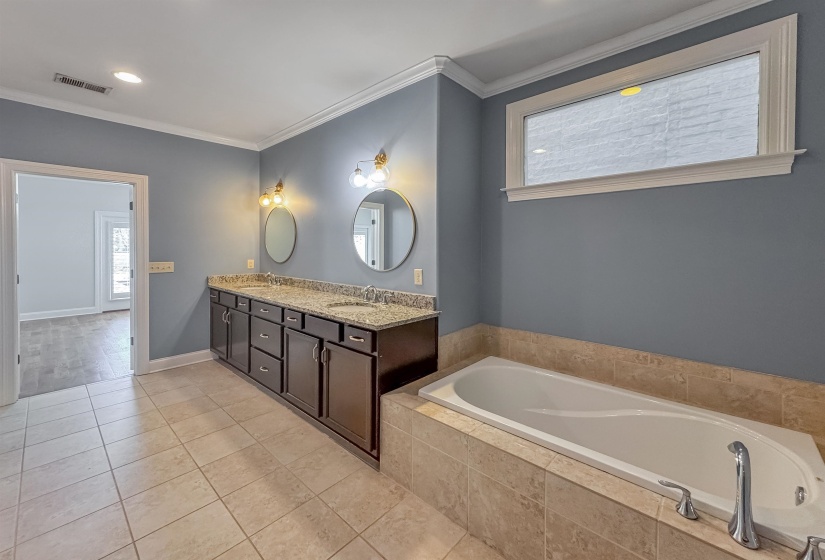 613 FRONT ST, Memphis, Tennessee 38103, 3 Bedrooms Bedrooms, 6 Rooms Rooms,3 BathroomsBathrooms,Residential,For Sale,FRONT,10217383