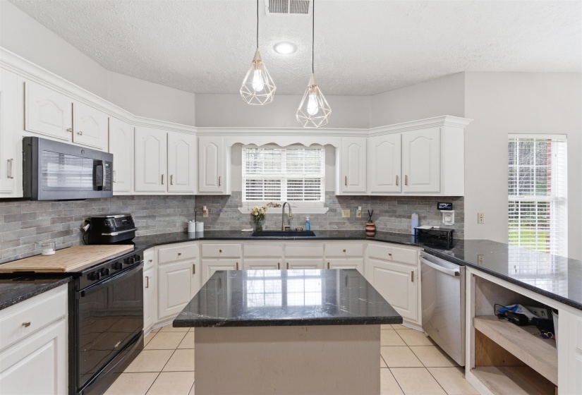 915 CLIFFTVIEW RD, Bolivar, Tennessee 38008, 5 Bedroom Bedrooms, 9 Room Rooms,3.1 BathroomBathrooms,Residential,For Sale,CLIFFTVIEW,0,10217414