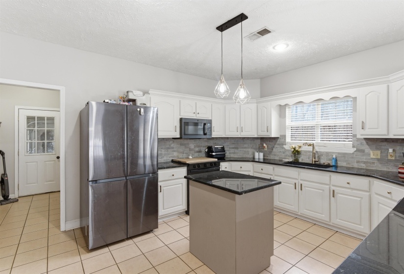 915 CLIFFTVIEW RD, Bolivar, Tennessee 38008, 5 Bedroom Bedrooms, 9 Room Rooms,3.1 BathroomBathrooms,Residential,For Sale,CLIFFTVIEW,0,10217414