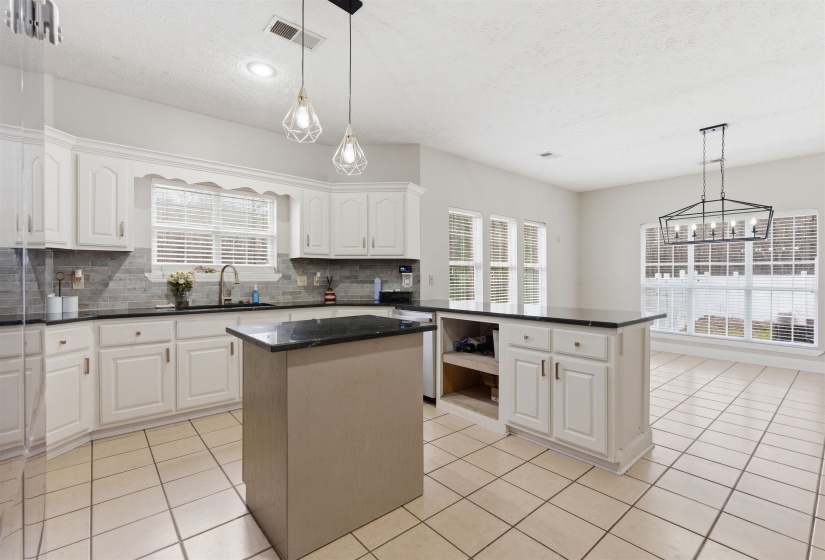 915 CLIFFTVIEW RD, Bolivar, Tennessee 38008, 5 Bedroom Bedrooms, 9 Room Rooms,3.1 BathroomBathrooms,Residential,For Sale,CLIFFTVIEW,0,10217414