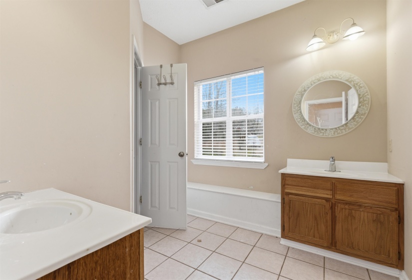 915 CLIFFTVIEW RD, Bolivar, Tennessee 38008, 5 Bedroom Bedrooms, 9 Room Rooms,3.1 BathroomBathrooms,Residential,For Sale,CLIFFTVIEW,0,10217414