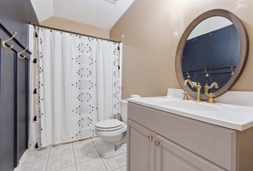 915 CLIFFTVIEW RD, Bolivar, Tennessee 38008, 5 Bedroom Bedrooms, 9 Room Rooms,3.1 BathroomBathrooms,Residential,For Sale,CLIFFTVIEW,0,10217414
