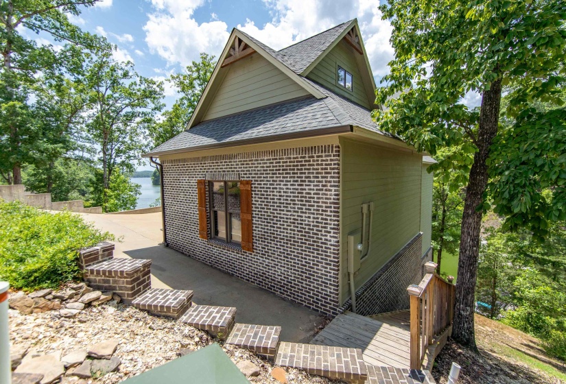 View of home's exterior