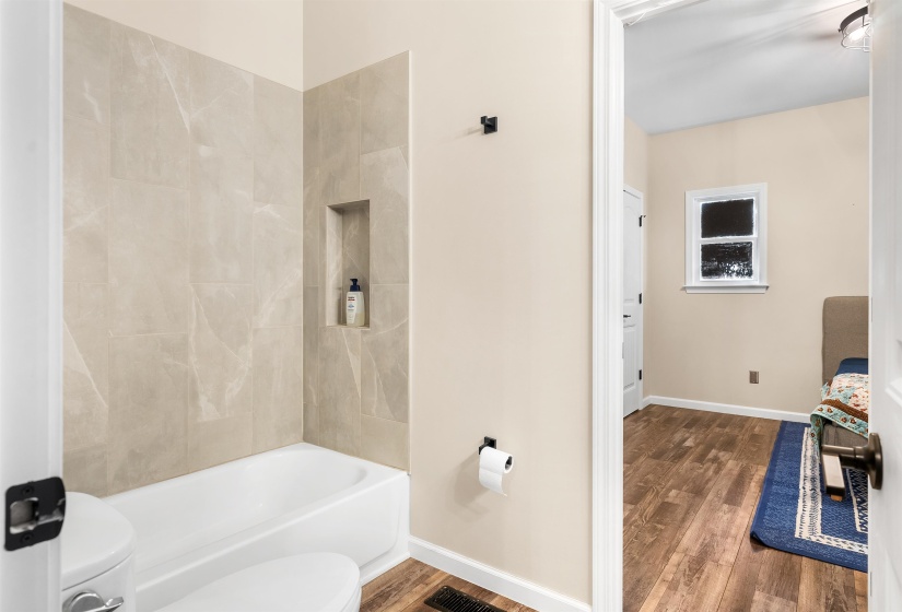Shared bathroom between bedroom 2&3