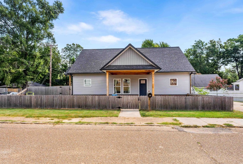 Fenced in front yard & separate fenced in side yard