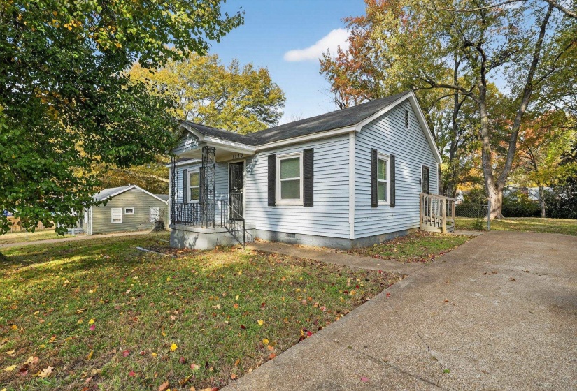 View of front of house featuring a front lawn and crawl space