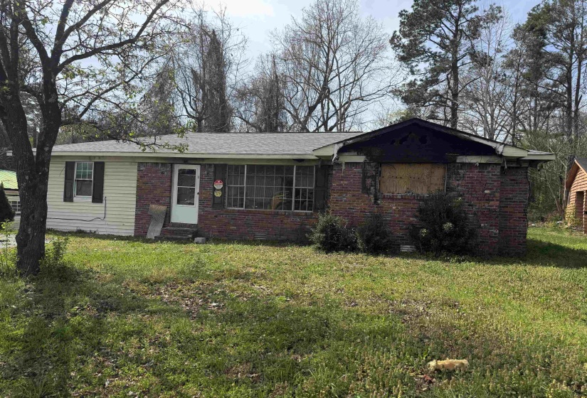 Single story home featuring brick siding, a front lawn, and entry steps