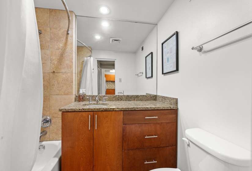 2195 POPLAR AVE, Memphis, Tennessee 38104, 1 Bedroom Bedrooms, 6 Rooms Rooms,1 BathroomBathrooms,Residential,For Sale,POPLAR,10217600