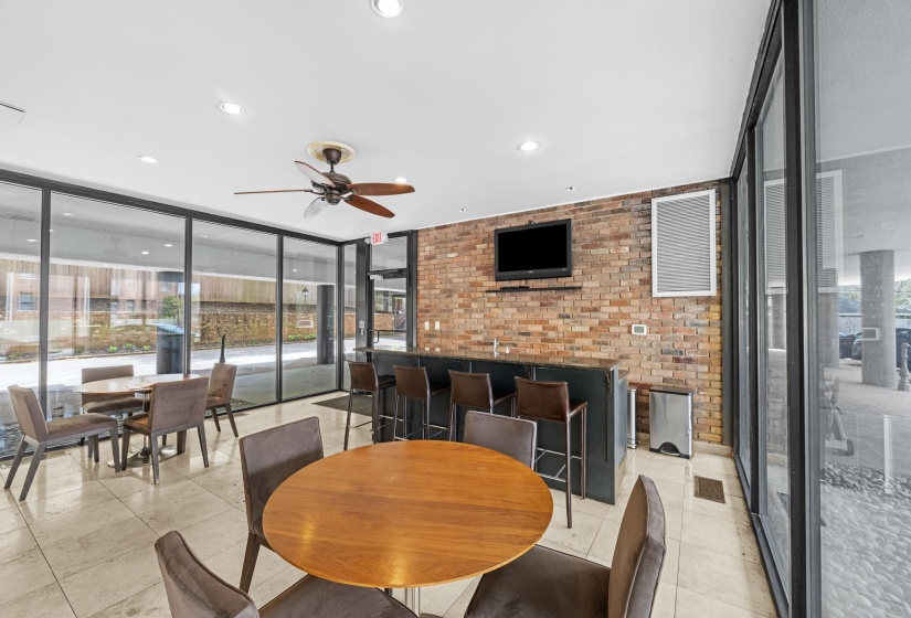 2195 POPLAR AVE, Memphis, Tennessee 38104, 1 Bedroom Bedrooms, 6 Rooms Rooms,1 BathroomBathrooms,Residential,For Sale,POPLAR,10217600