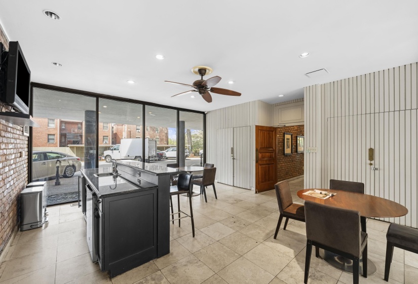 2195 POPLAR AVE, Memphis, Tennessee 38104, 1 Bedroom Bedrooms, 6 Rooms Rooms,1 BathroomBathrooms,Residential,For Sale,POPLAR,10217600