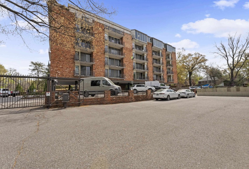 2195 POPLAR AVE, Memphis, Tennessee 38104, 1 Bedroom Bedrooms, 6 Rooms Rooms,1 BathroomBathrooms,Residential,For Sale,POPLAR,10217600