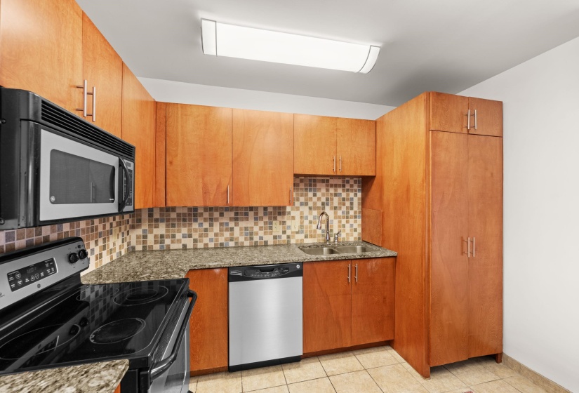 2195 POPLAR AVE, Memphis, Tennessee 38104, 1 Bedroom Bedrooms, 6 Rooms Rooms,1 BathroomBathrooms,Residential,For Sale,POPLAR,10217600