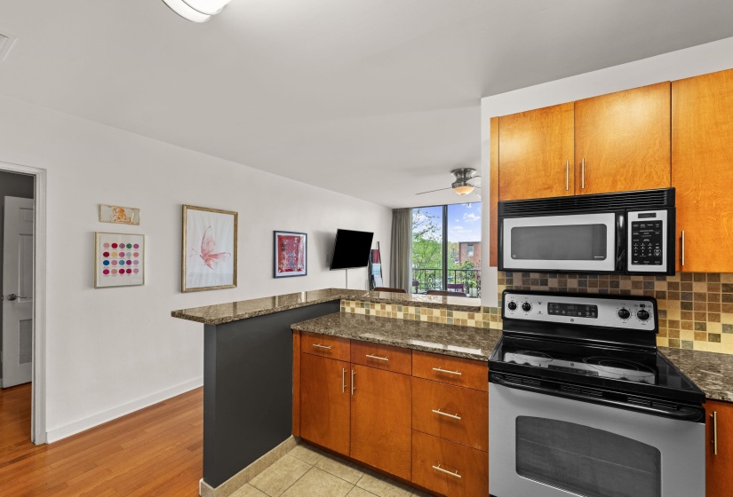2195 POPLAR AVE, Memphis, Tennessee 38104, 1 Bedroom Bedrooms, 6 Rooms Rooms,1 BathroomBathrooms,Residential,For Sale,POPLAR,10217600