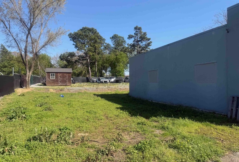 View of yard featuring a shed