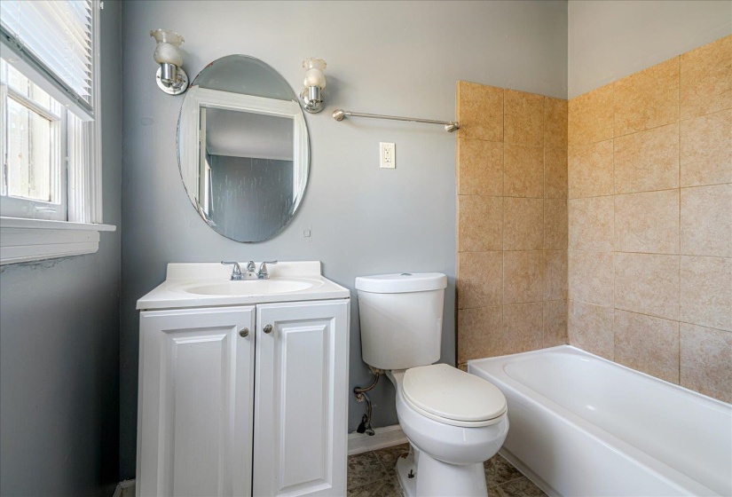 Full bath with vanity and shower / tub combination