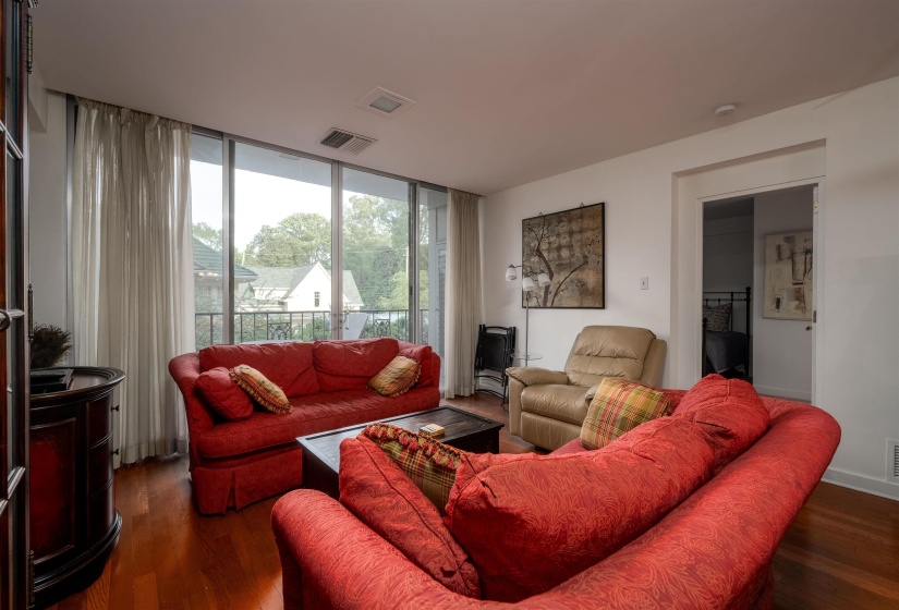 2195 POPLAR AVE, Memphis, Tennessee 38104, 2 Bedroom Bedrooms, 4 Room Rooms,2 BathroomBathrooms,Residential,For Sale,POPLAR,0,10217707