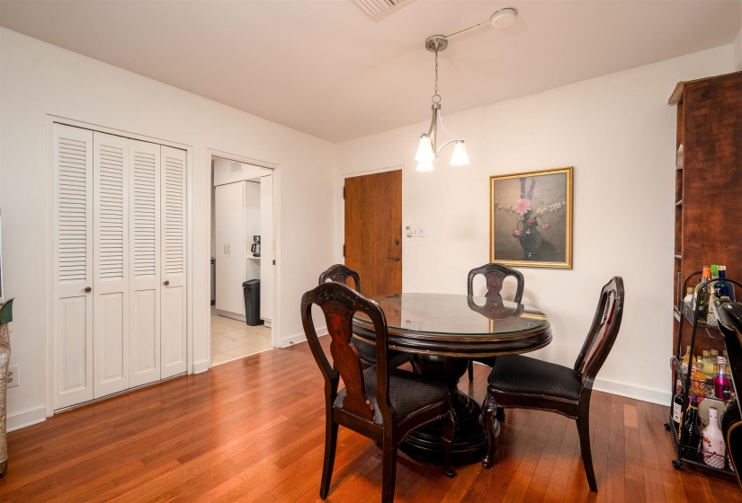 2195 POPLAR AVE, Memphis, Tennessee 38104, 2 Bedroom Bedrooms, 4 Room Rooms,2 BathroomBathrooms,Residential,For Sale,POPLAR,0,10217707
