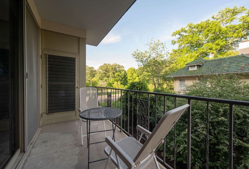 2195 POPLAR AVE, Memphis, Tennessee 38104, 2 Bedroom Bedrooms, 4 Room Rooms,2 BathroomBathrooms,Residential,For Sale,POPLAR,0,10217707