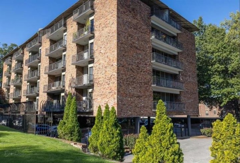 2195 POPLAR AVE, Memphis, Tennessee 38104, 2 Bedroom Bedrooms, 4 Room Rooms,2 BathroomBathrooms,Residential,For Sale,POPLAR,0,10217707