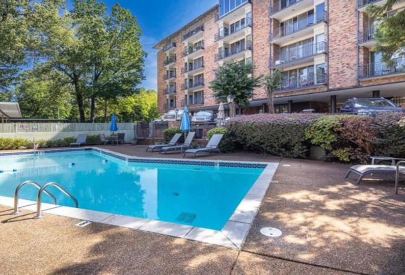 2195 POPLAR AVE, Memphis, Tennessee 38104, 2 Bedroom Bedrooms, 4 Room Rooms,2 BathroomBathrooms,Residential,For Sale,POPLAR,0,10217707