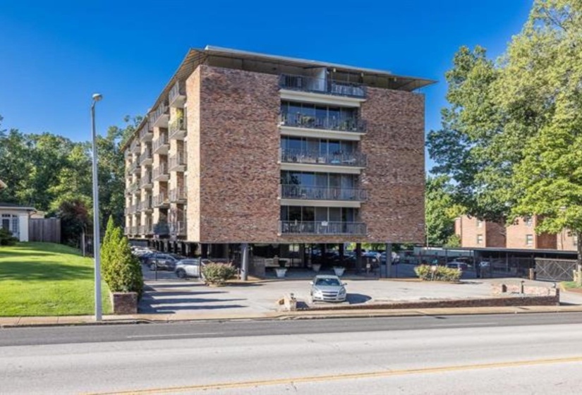 2195 POPLAR AVE, Memphis, Tennessee 38104, 2 Bedroom Bedrooms, 4 Room Rooms,2 BathroomBathrooms,Residential,For Sale,POPLAR,0,10217707