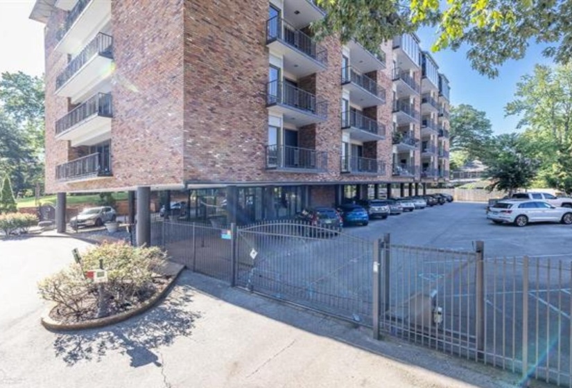 2195 POPLAR AVE, Memphis, Tennessee 38104, 2 Bedroom Bedrooms, 4 Room Rooms,2 BathroomBathrooms,Residential,For Sale,POPLAR,0,10217707