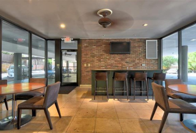 2195 POPLAR AVE, Memphis, Tennessee 38104, 2 Bedroom Bedrooms, 4 Room Rooms,2 BathroomBathrooms,Residential,For Sale,POPLAR,0,10217707