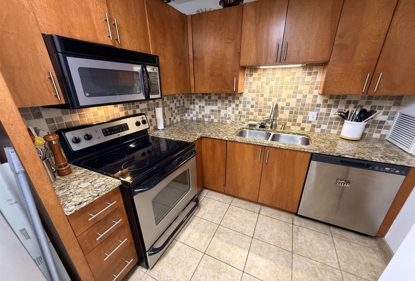 2195 POPLAR AVE, Memphis, Tennessee 38104, 2 Bedroom Bedrooms, 4 Room Rooms,2 BathroomBathrooms,Residential,For Sale,POPLAR,0,10217707