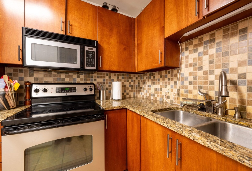 2195 POPLAR AVE, Memphis, Tennessee 38104, 2 Bedroom Bedrooms, 4 Room Rooms,2 BathroomBathrooms,Residential,For Sale,POPLAR,0,10217707
