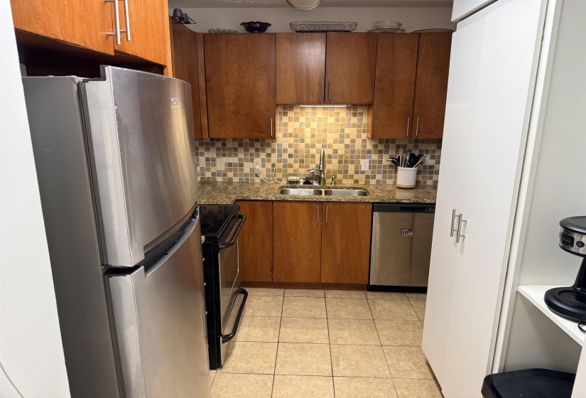 2195 POPLAR AVE, Memphis, Tennessee 38104, 2 Bedroom Bedrooms, 4 Room Rooms,2 BathroomBathrooms,Residential,For Sale,POPLAR,0,10217707