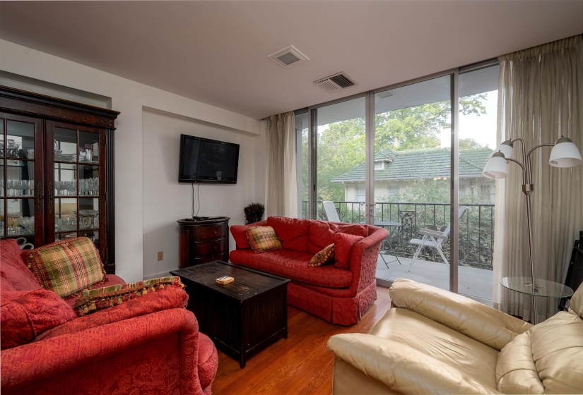 2195 POPLAR AVE, Memphis, Tennessee 38104, 2 Bedroom Bedrooms, 4 Room Rooms,2 BathroomBathrooms,Residential,For Sale,POPLAR,0,10217707