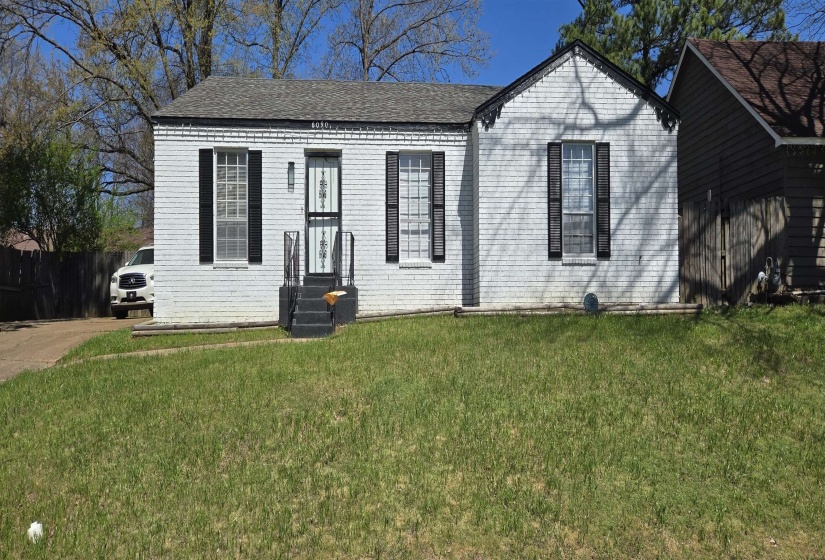 View of front of house with roof with shingles