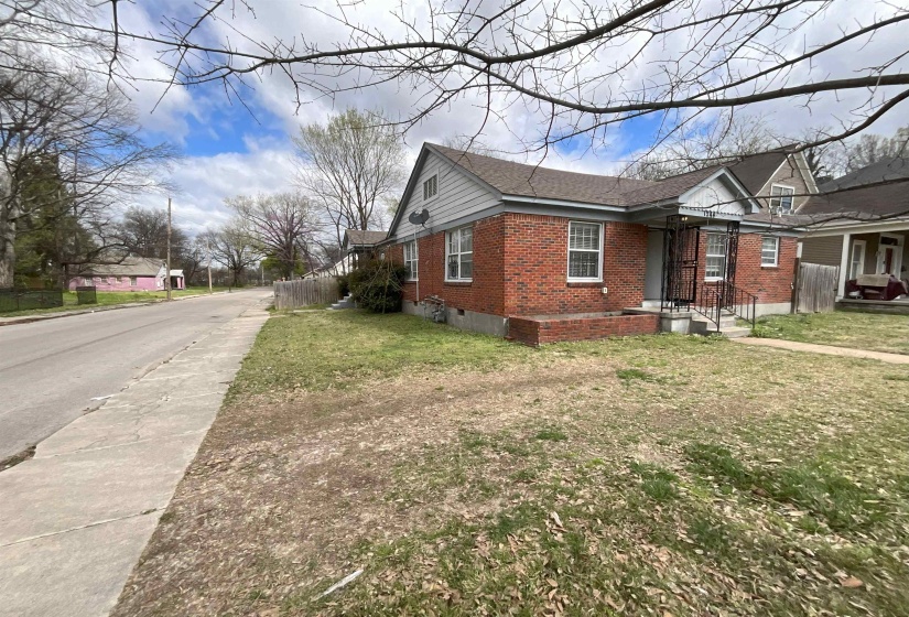 1244 TUTWILER ST, Memphis, Tennessee 38107, 6 Bedrooms Bedrooms, 8 Rooms Rooms,4 BathroomsBathrooms,Residential,For Sale,TUTWILER,10217821