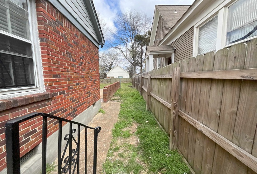1244 TUTWILER ST, Memphis, Tennessee 38107, 6 Bedrooms Bedrooms, 8 Rooms Rooms,4 BathroomsBathrooms,Residential,For Sale,TUTWILER,10217821