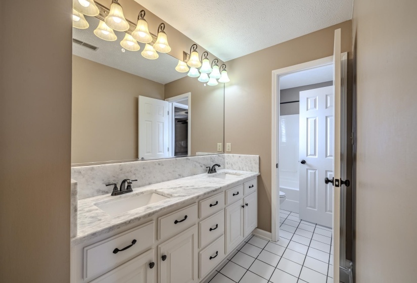 565 BOWEN DR, Savannah, Tennessee 38372, 3 Bedroom Bedrooms, 11 Room Rooms,2.1 BathroomBathrooms,Residential,For Sale,BOWEN,0,10217826