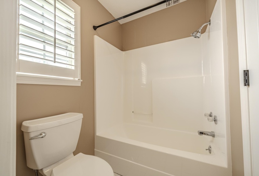 565 BOWEN DR, Savannah, Tennessee 38372, 3 Bedroom Bedrooms, 11 Room Rooms,2.1 BathroomBathrooms,Residential,For Sale,BOWEN,0,10217826