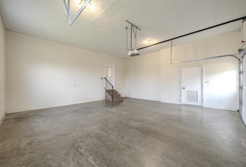 565 BOWEN DR, Savannah, Tennessee 38372, 3 Bedroom Bedrooms, 11 Room Rooms,2.1 BathroomBathrooms,Residential,For Sale,BOWEN,0,10217826