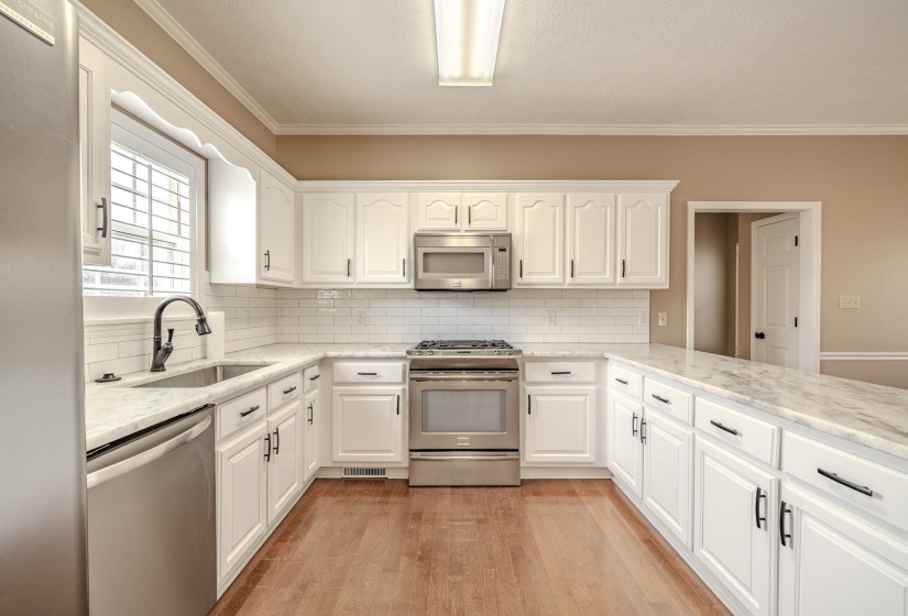 565 BOWEN DR, Savannah, Tennessee 38372, 3 Bedroom Bedrooms, 11 Room Rooms,2.1 BathroomBathrooms,Residential,For Sale,BOWEN,0,10217826