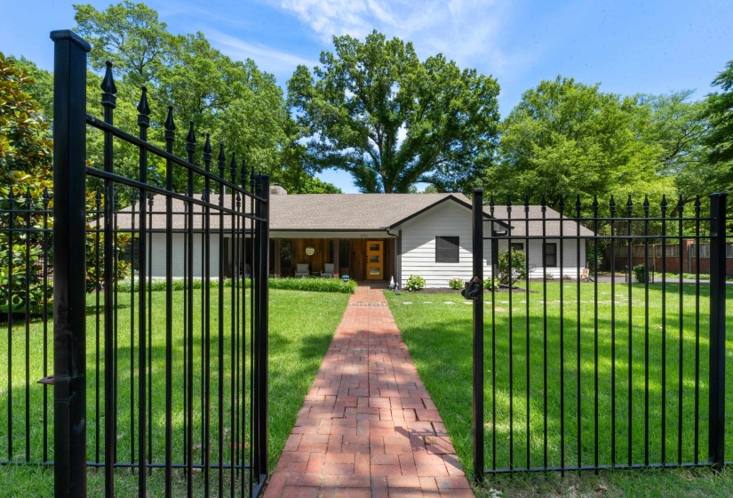 260 FENWICK RD, Memphis, Tennessee 38111, 4 Bedroom Bedrooms, 8 Room Rooms,3 BathroomBathrooms,Residential,For Sale,FENWICK,0,10217829