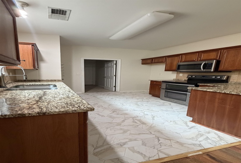 1197 MISTY ISLE DR, Memphis, Tennessee 38103, 2 Bedroom Bedrooms, 5 Room Rooms,2 BathroomBathrooms,Residential,For Sale,MISTY ISLE,0,10217941