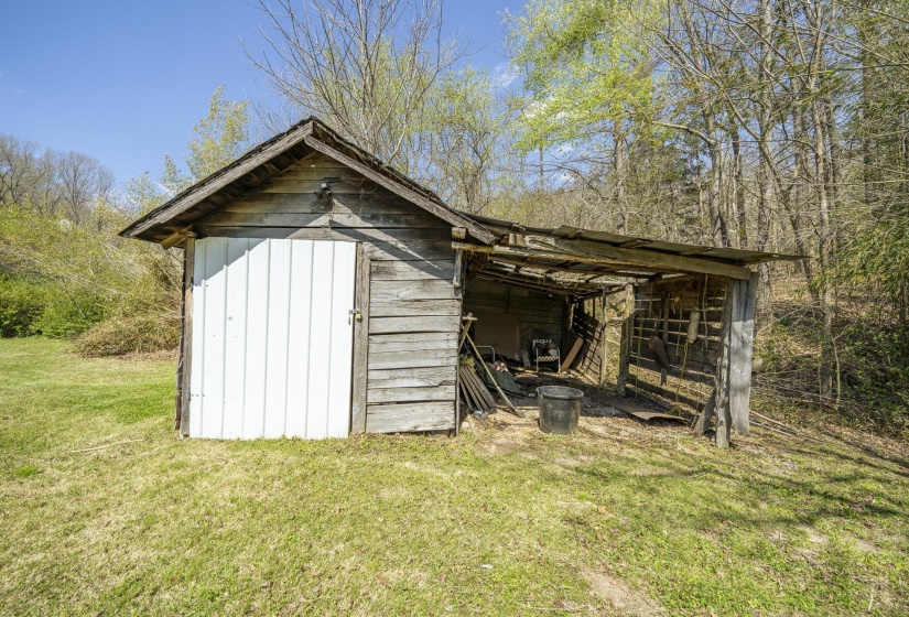 2423 HARDIN CREEK RD, Clifton, Tennessee 38425-9046, 3 Bedrooms Bedrooms, 10 Rooms Rooms,1 BathroomBathrooms,Residential,For Sale,HARDIN CREEK,10217973