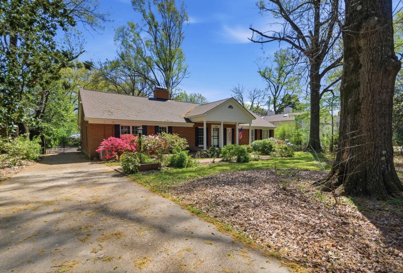 270 CHERRY CIR, Memphis, Tennessee 38117, 3 Bedrooms Bedrooms, 9 Rooms Rooms,3.1 BathroomsBathrooms,Residential,For Sale,CHERRY,10217998