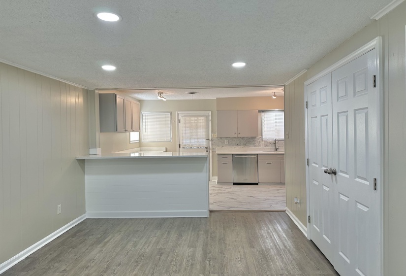 141 WHITE STATION RD, Memphis, Tennessee 38117, 3 Bedrooms Bedrooms, 6 Rooms Rooms,2 BathroomsBathrooms,Residential,For Sale,WHITE STATION,10218049