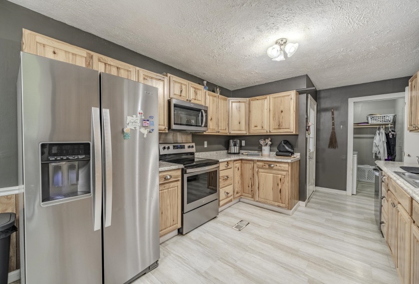 235 PARKVIEW DR, Savannah, Tennessee 38372, 3 Bedrooms Bedrooms, 7 Rooms Rooms,2 BathroomsBathrooms,Residential,For Sale,PARKVIEW,10218081