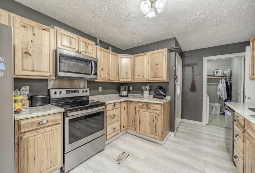 235 PARKVIEW DR, Savannah, Tennessee 38372, 3 Bedrooms Bedrooms, 7 Rooms Rooms,2 BathroomsBathrooms,Residential,For Sale,PARKVIEW,10218081