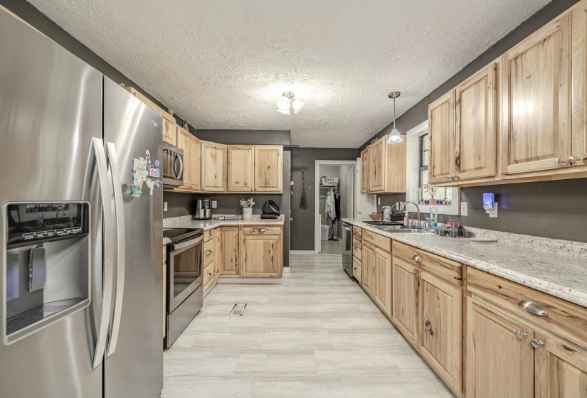 235 PARKVIEW DR, Savannah, Tennessee 38372, 3 Bedrooms Bedrooms, 7 Rooms Rooms,2 BathroomsBathrooms,Residential,For Sale,PARKVIEW,10218081